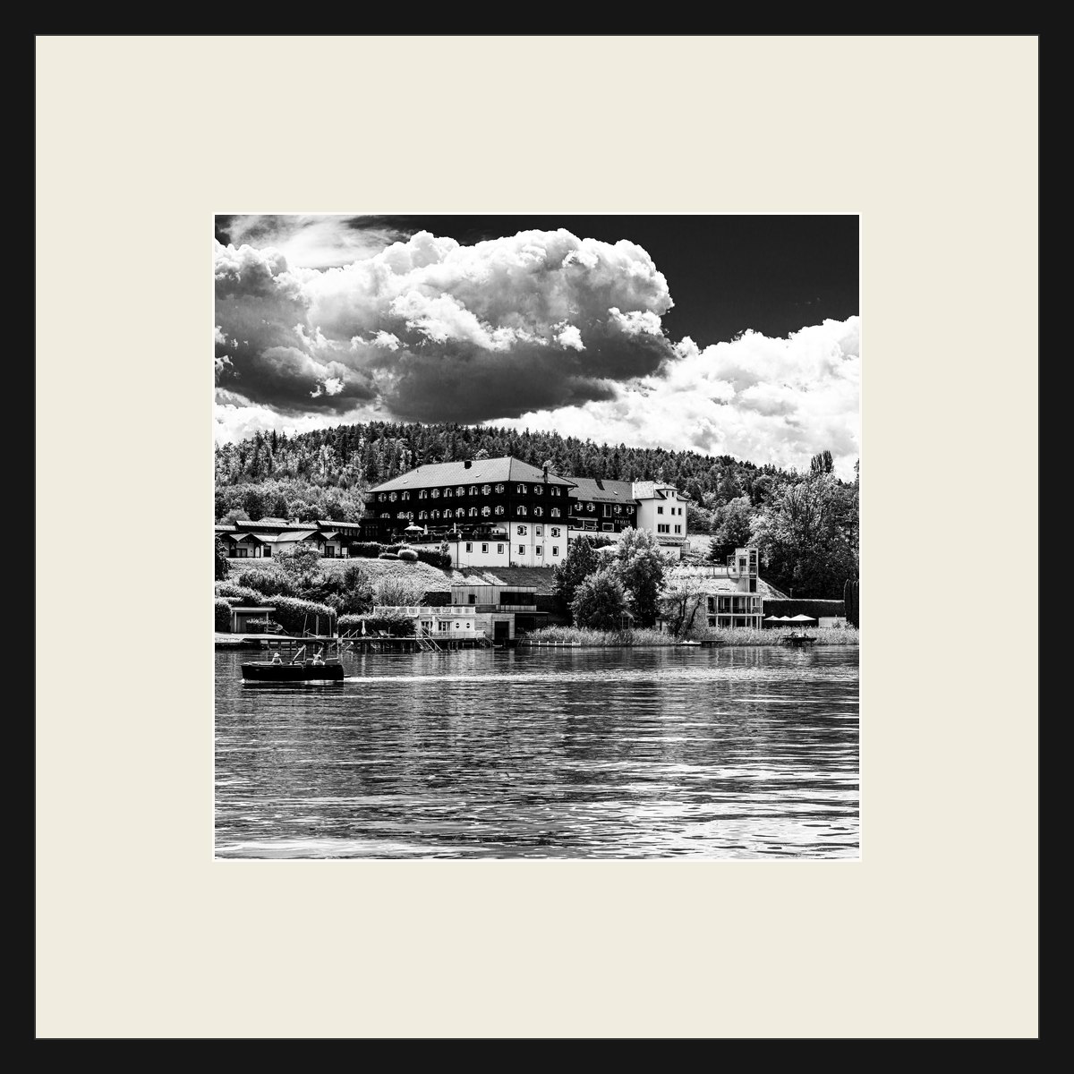 Hotel am Ufer, Schwarz-Weiß-Fotografie im schwarzen Rahmen mit cremeweißem Passepartout
