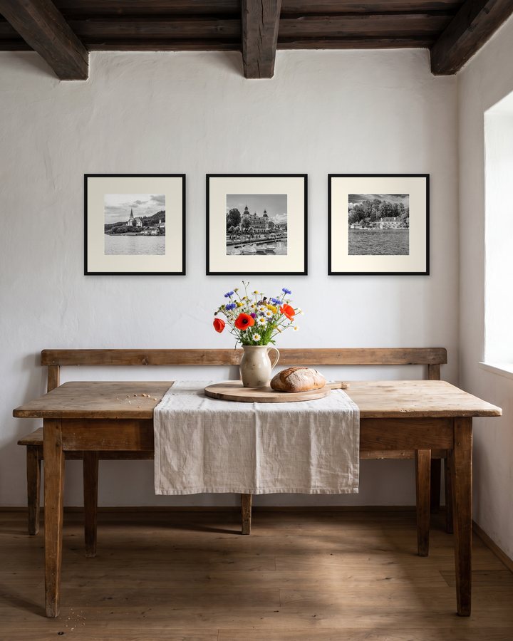 Wohnbeispiel: Landhaus-Esszimmer, drei Motive, gerahmte Golden-Velden-Fotografie, Raum digital gestaltet