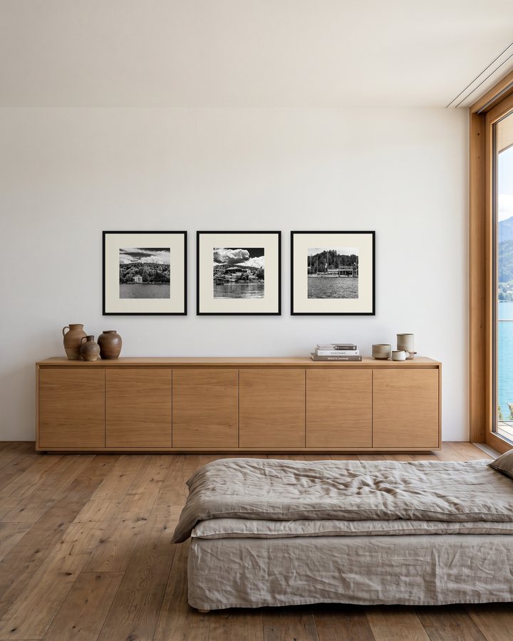 Wohnbeispiel: Lange Wand, drei Motive, gerahmte Golden-Velden-Fotografie, Raum digital gestaltet