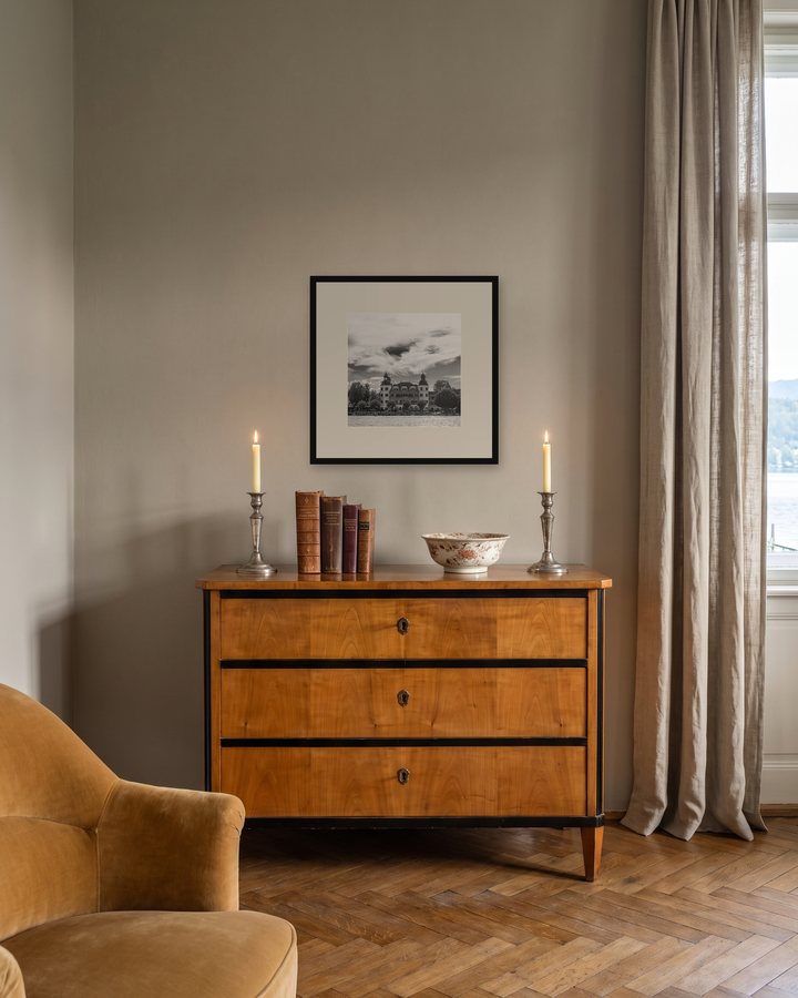 Wohnbeispiel: Salon mit Biedermeier-Kommode, gerahmte Golden-Velden-Fotografie, Raum digital gestaltet