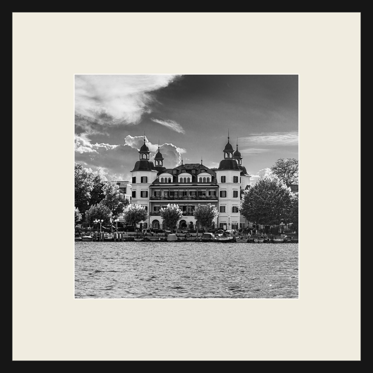 Schloss Velden, Seeseite, Schwarz-Weiß-Fotografie im schwarzen Rahmen mit cremeweißem Passepartout