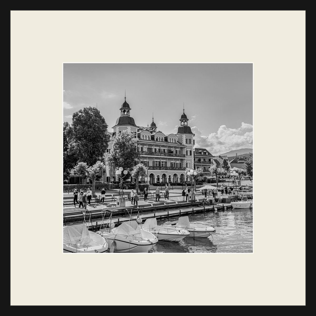 Schloss Velden, Promenade, Schwarz-Weiß-Fotografie im schwarzen Rahmen mit cremeweißem Passepartout