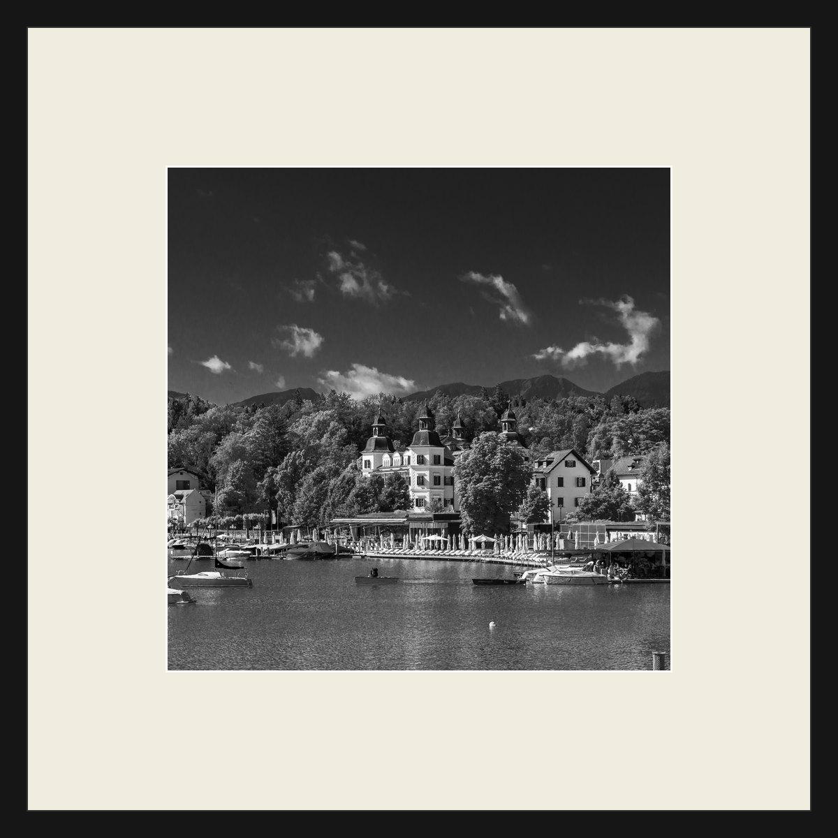 Schloss Velden vom See, Schwarz-Weiß-Fotografie im schwarzen Rahmen mit cremeweißem Passepartout