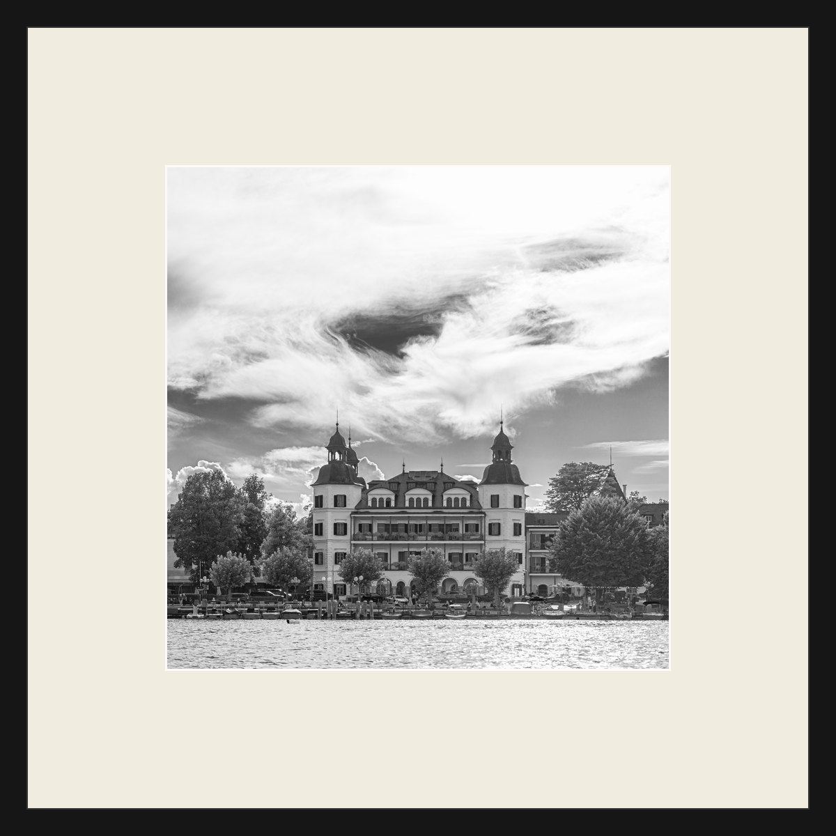 Schloss Velden unter Wolken, Schwarz-Weiß-Fotografie im schwarzen Rahmen mit cremeweißem Passepartout