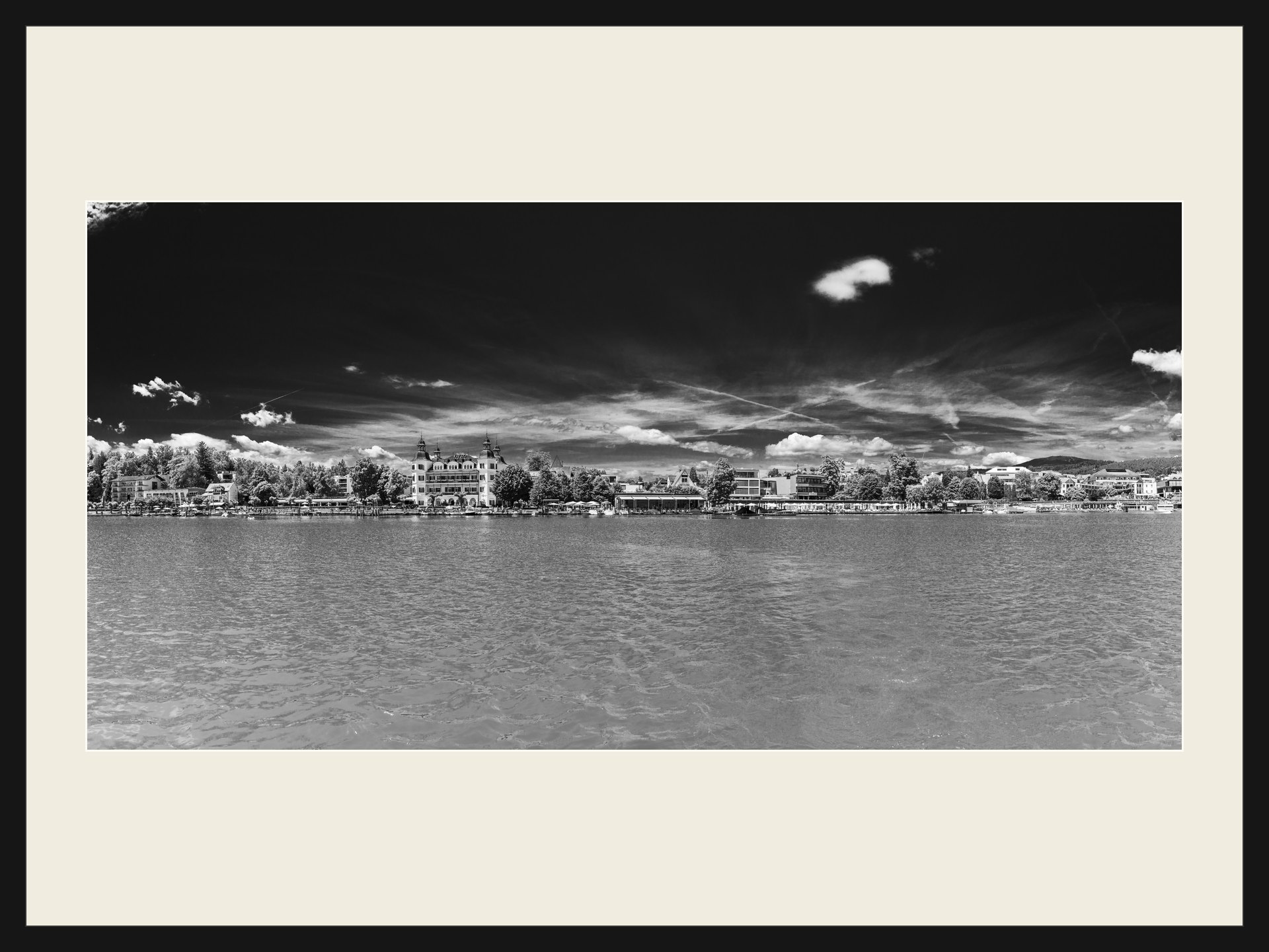 Velden, Panorama, Schwarz-Weiß-Fotografie im schwarzen Rahmen mit cremeweißem Passepartout