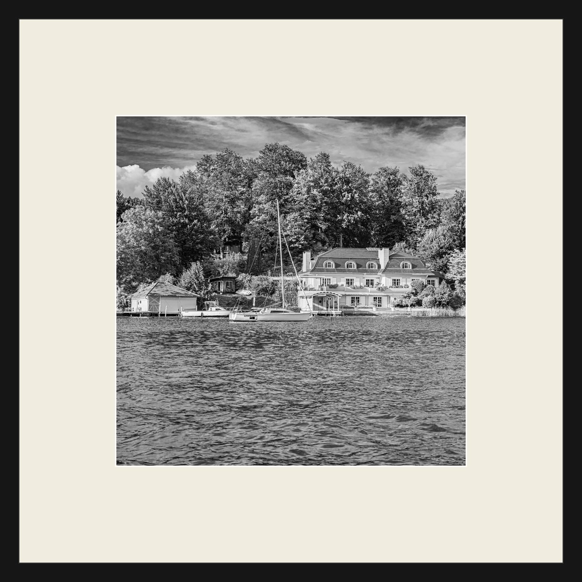 Villa mit Bootshaus, Schwarz-Weiß-Fotografie im schwarzen Rahmen mit cremeweißem Passepartout