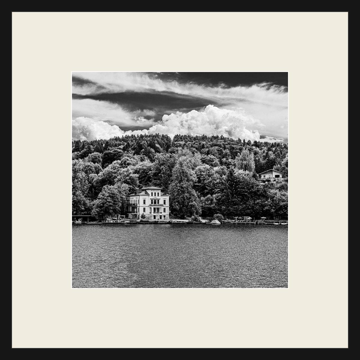 Villa am Ufer, Schwarz-Weiß-Fotografie im schwarzen Rahmen mit cremeweißem Passepartout