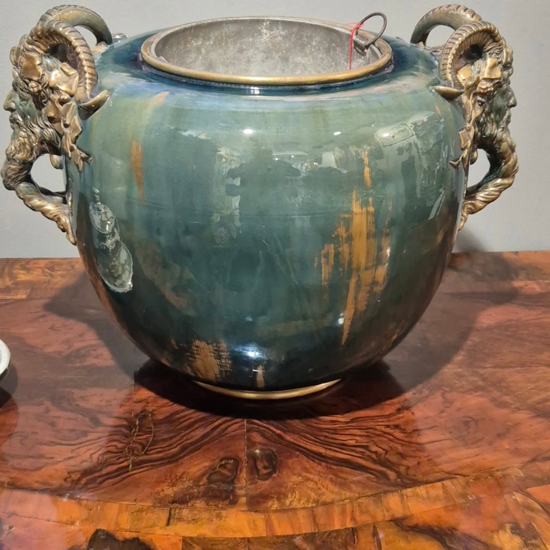 Grün glasierte Jardinière mit Bronze-Widderköpfen